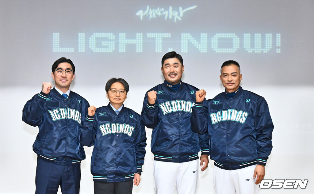 3일 마산야구센터 올림픽기념관 공연장에서 2025시즌 NC 다이노스 신년회가 열렸다.NC 다이노스는 이호준 감독과 2025시즌을 시작한다.  NC 다이노스 이진만 대표, 임선남 단장, 이호준 감독, 공필성 2군 감독이 기념촬영을 하고 있다. 2025.01.03 / foto0307@osen.co.kr