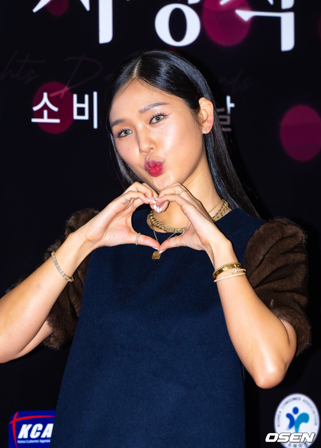 9일 오후 서울 한국과학기술회관에서 제30회 소비자의 날 KCA 문화연예 시상식이 진행됐다. 소비자의 날은 소비자의 권리 의식을 신장시키고, 소비자 보호에 대한 인식을 높이기 위해 제정된 법정 기념일로 이를 기념하기 위한 본 시상식은 예능, 드라마, 영화 부문으로 나눠 진행된다. 이날 시상식에는 배우 문소리와 조정석, 임윤아, 주원, 이수지, 강남, 육성재, 미미, 김원훈, 이선빈, 방효린 등이 수상자로 참석했다.오마이걸 미미가 포즈를 취하고 있다.  2025.12.09 / soul1014@osen.co.kr