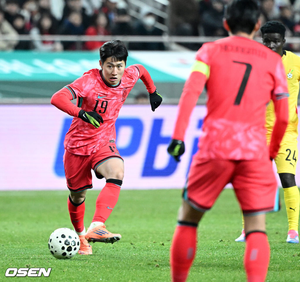 홍명보호가 어려운 경기 끝에 2025년 마지막 A매치를 승리로 장식했다.홍명보 감독이 이끄는 한국 축구대표팀은 18일 오후 8시 서울월드컵경기장에서 열린 11월 A매치 두 번째 친선경기에서 '아프리카 강호' 가나를 상대로 1-0 승리했다.내달 2026 국제축구연맹(FIFA) 북중미 월드컵 조 추첨을 앞두고 열리는 마지막 평가전이었다. 한국은 가나까지 잡아내면서 사상 최초로 월드컵 포트 2를 확정하게 됐다.후반 대한민국 이강인이 드리블 돌파를 하고 있다. 2025.11.18 /sunday@osen.co.kr