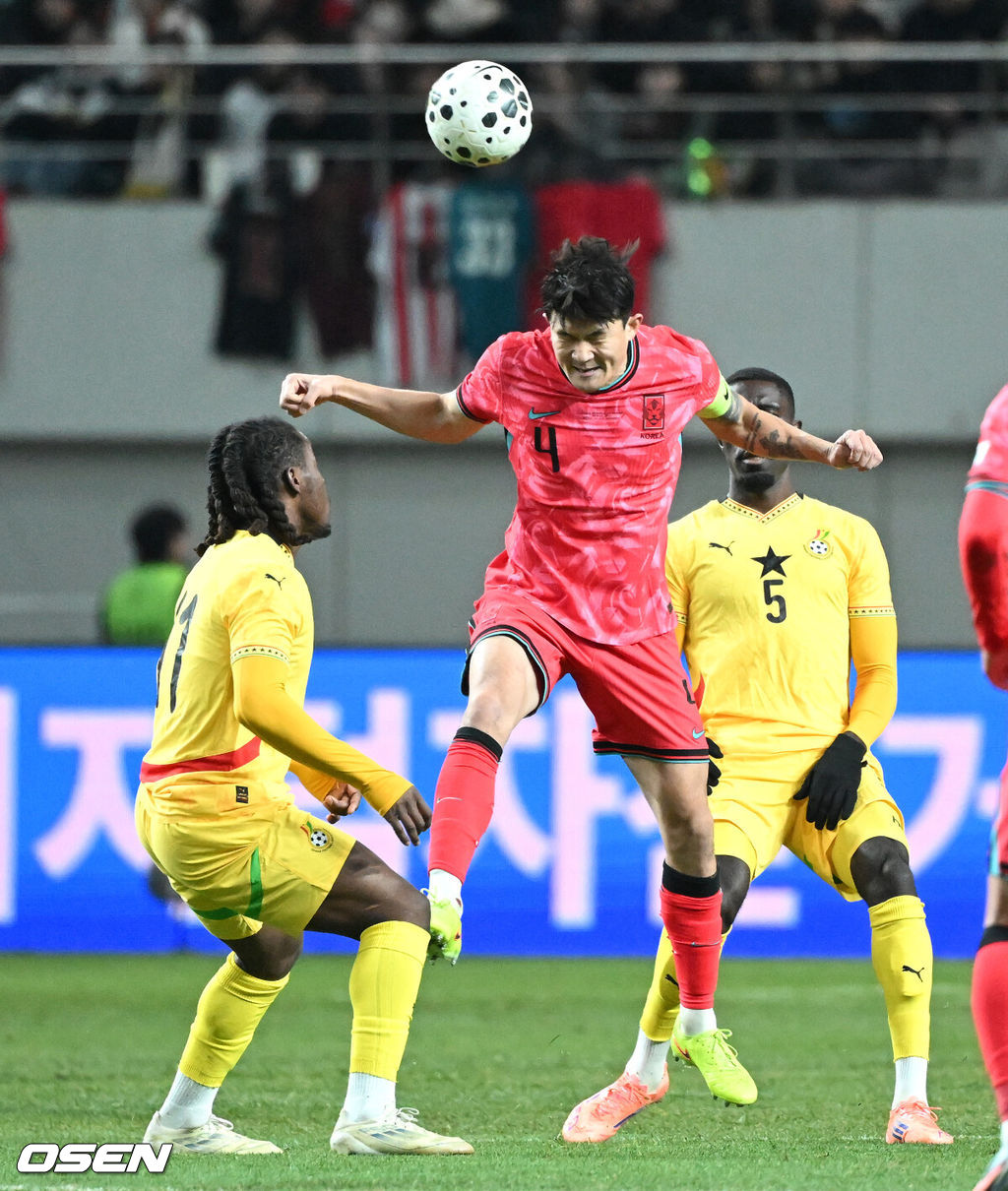 홍명보호가 어려운 경기 끝에 2025년 마지막 A매치를 승리로 장식했다.홍명보 감독이 이끄는 한국 축구대표팀은 18일 오후 8시 서울월드컵경기장에서 열린 11월 A매치 두 번째 친선경기에서 '아프리카 강호' 가나를 상대로 1-0 승리했다.내달 2026 국제축구연맹(FIFA) 북중미 월드컵 조 추첨을 앞두고 열리는 마지막 평가전이었다. 한국은 가나까지 잡아내면서 사상 최초로 월드컵 포트 2를 확정하게 됐다.후반 대한민국 김민재가 수비를 하고 있다. 2025.11.18 /sunday@osen.co.kr