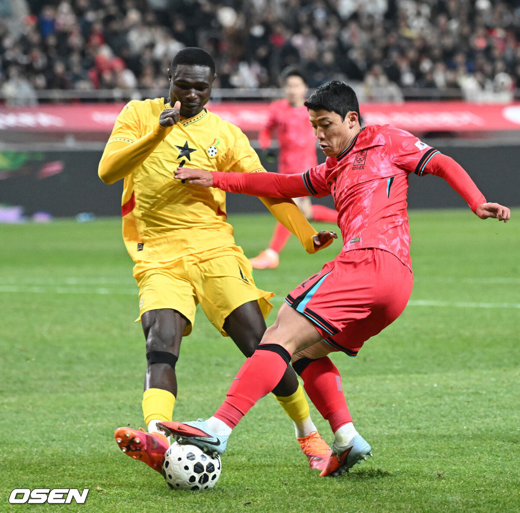 홍명보호가 어려운 경기 끝에 2025년 마지막 A매치를 승리로 장식했다.홍명보 감독이 이끄는 한국 축구대표팀은 18일 오후 8시 서울월드컵경기장에서 열린 11월 A매치 두 번째 친선경기에서 '아프리카 강호' 가나를 상대로 1-0 승리했다.내달 2026 국제축구연맹(FIFA) 북중미 월드컵 조 추첨을 앞두고 열리는 마지막 평가전이었다. 한국은 가나까지 잡아내면서 사상 최초로 월드컵 포트 2를 확정하게 됐다.후반 대한민국 황희찬이 드리블 돌파를 하고 있다. 2025.11.18 /sunday@osen.co.kr