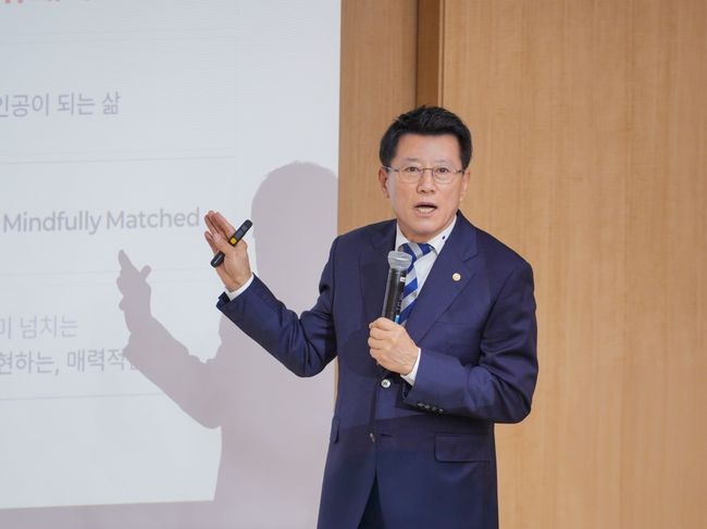 ▲ 김기태 보람상조 대표가 지난달 30일, 상조서비스를 주제로 명지대 초청 리더십 특별강연을 하고 있다. / 사진제공=보람그룹