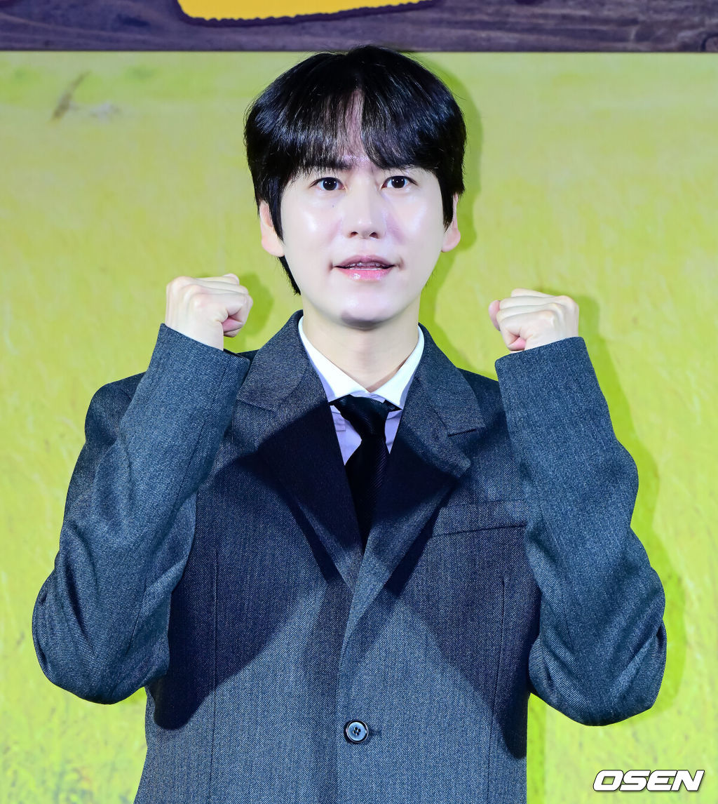 25일 오전 서울 용산구 용산 CGV에서 넷플릭스(Netflix) 예능 '케냐 간 세끼' 제작발표회가 열렸다.오는 25일(화) 첫 공개되는 '케냐 간 세끼'는 믿고 보는 웃음 메이커 3인방 이수근, 은지원, 규현의 우당탕탕 아프리카 여행기다. 케냐의 광활한 대자연과 하나 된 세끼 형제들의 좌충우돌 사파리 접수 여행이 싱싱한 날것의 웃음을 선사한다. 예능계 ‘히트 메이커’로 통하는 나영석 사단이 넷플릭스에서 처음 선보이는 작품으로, 나영석 PD와 김예슬 PD가 공동 연출을 맡아 기대를 뜨겁게 달구고 있다.가수 규현이 포즈를 취하고 있다. 2025.11.25 /jpnews@osen.co.kr