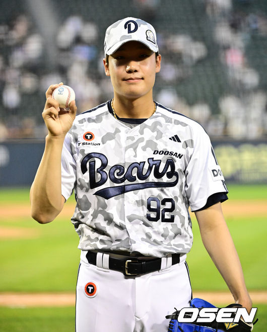 [OSEN=잠실, 지형준 기자] 프로야구 두산 베어스가 6일 서울 잠실구장에서 열린 2025 신한 SOL뱅크 KBO리그 롯데 자이언츠와의 시즌 7차전에서 5-2로 승리했다.9위 두산은 5월 14일 대전 한화 이글스전 이후 23일 만에 2연승에 성공하며 시즌 25승 3무 34패를 기록했다. 반면 최근 3연패, 원정 4연패 수렁에 빠진 롯데는 32승 3무 28패 4위로 떨어졌다.&nbsp;두산 양재훈이 데뷔 첫 세이브를 거두며 포즈를 취하고 있다. 2025.06.06 /jpnews@osen.co.kr