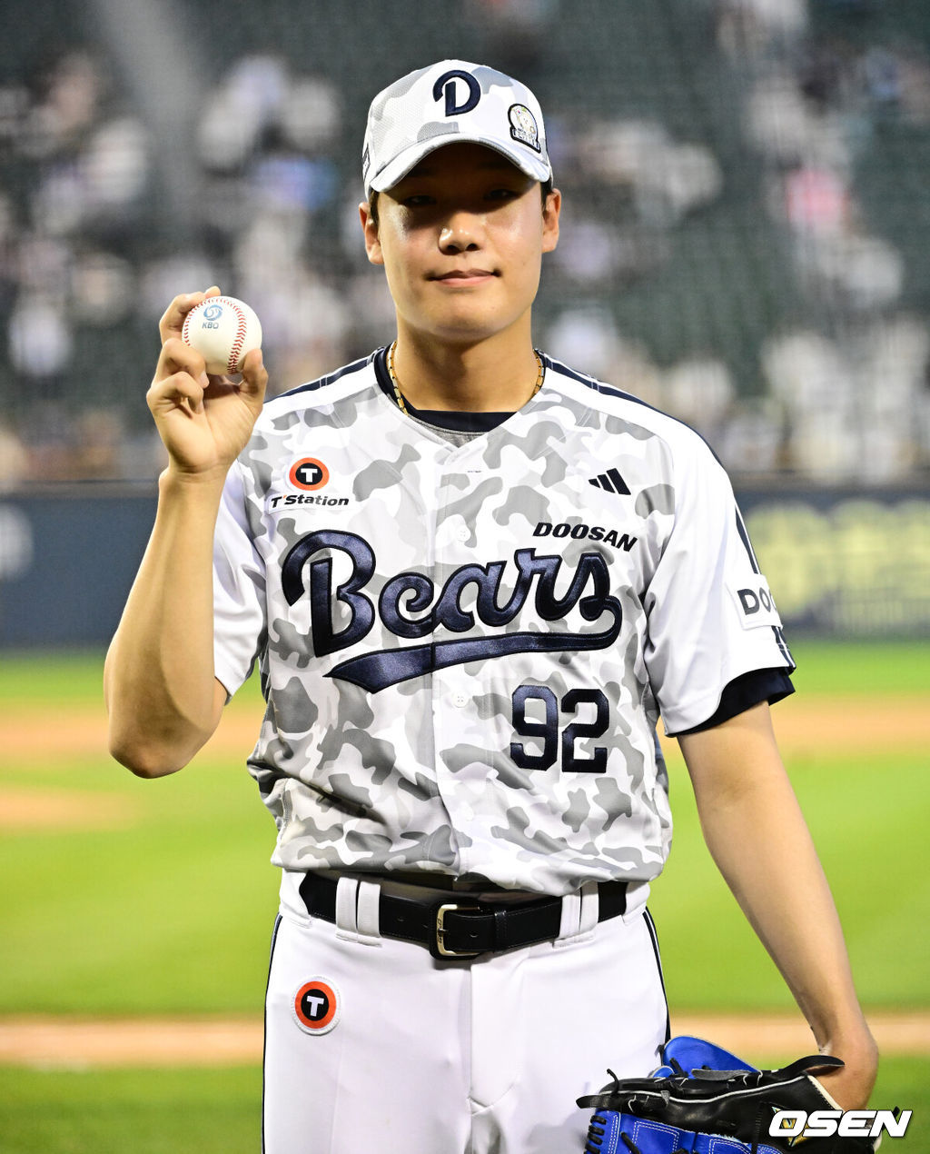 프로야구 두산 베어스가 6일 서울 잠실구장에서 열린 2025 신한 SOL뱅크 KBO리그 롯데 자이언츠와의 시즌 7차전에서 5-2로 승리했다.9위 두산은 5월 14일 대전 한화 이글스전 이후 23일 만에 2연승에 성공하며 시즌 25승 3무 34패를 기록했다. 반면 최근 3연패, 원정 4연패 수렁에 빠진 롯데는 32승 3무 28패 4위로 떨어졌다. 두산 양재훈이 데뷔 첫 세이브를 거두며 포즈를 취하고 있다. 2025.06.06 /jpnews@osen.co.kr