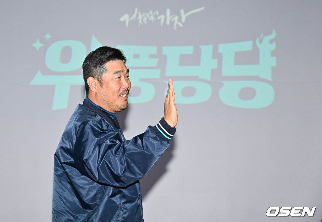 NC 다이노스가 5일 마산야구센터 올림픽기념관 공연장에서 2026년 신년회를 개최했다.이번 신년회에는 이진만 대표이사, 임선남 단장, 이호준 감독, 공필성 퓨처스 감독, 주장 박민우를 비롯해 선수, 코칭스태프, 임직원 등 200명이 참가했다.이호준 감독이 2026 시즌 신년회를 마치고 선수들과 하이파이브를 하고 있다. 2026.01.05 / foto0307@osen.co.kr