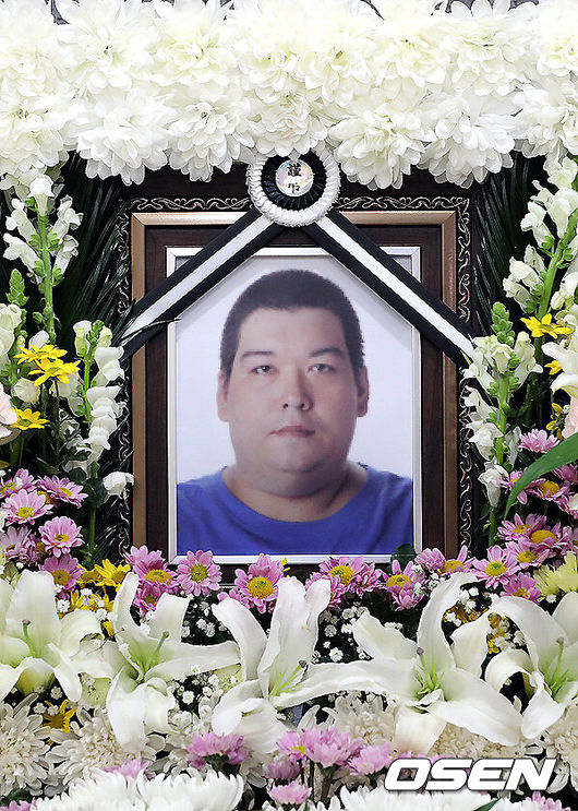 [OSEN=사진팀] 가수 빅죠(본명 벌크 죠셉)의 빈소가 7일 오후 인천 서구 가톨릭관동대학교 국제성모병원 장례식장에 마련됐다.빅죠는 지난 6일 경기도 김포시에 위치한 한 병원에서 체내 염증을 제거하기 위해 수술을 받았지만 회복 중 상태가 악화되어 결국 세상을 떠났다. 향년 43세.발인은 오는 9일 오전 8시이며, 장지는 인천가족공원이다. /photo@osen.co.kr[사진] 사진공동취재단