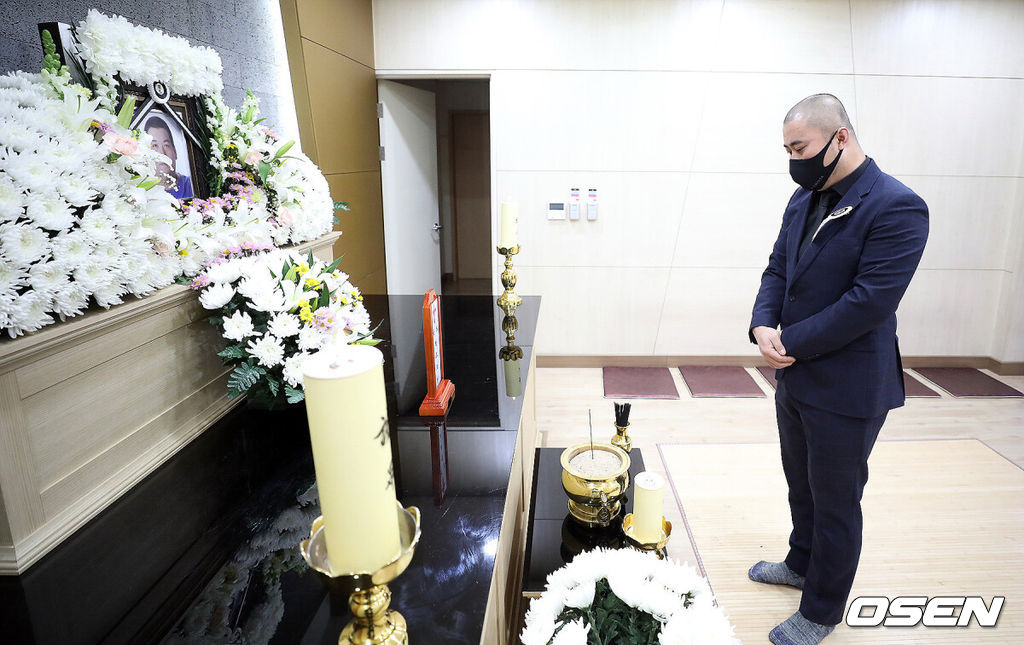 [OSEN=사진팀] 가수 빅죠(본명 벌크 죠셉)의 빈소가 7일 오후 인천 서구 가톨릭관동대학교 국제성모병원 장례식장에 마련됐다.빅죠는 지난 6일 경기도 김포시에 위치한 한 병원에서 체내 염증을 제거하기 위해 수술을 받았지만 회복 중 상태가 악화되어 결국 세상을 떠났다. 향년 43세.발인은 오는 9일 오전 8시이며, 장지는 인천가족공원이다. /photo@osen.co.kr[사진] 사진공동취재단