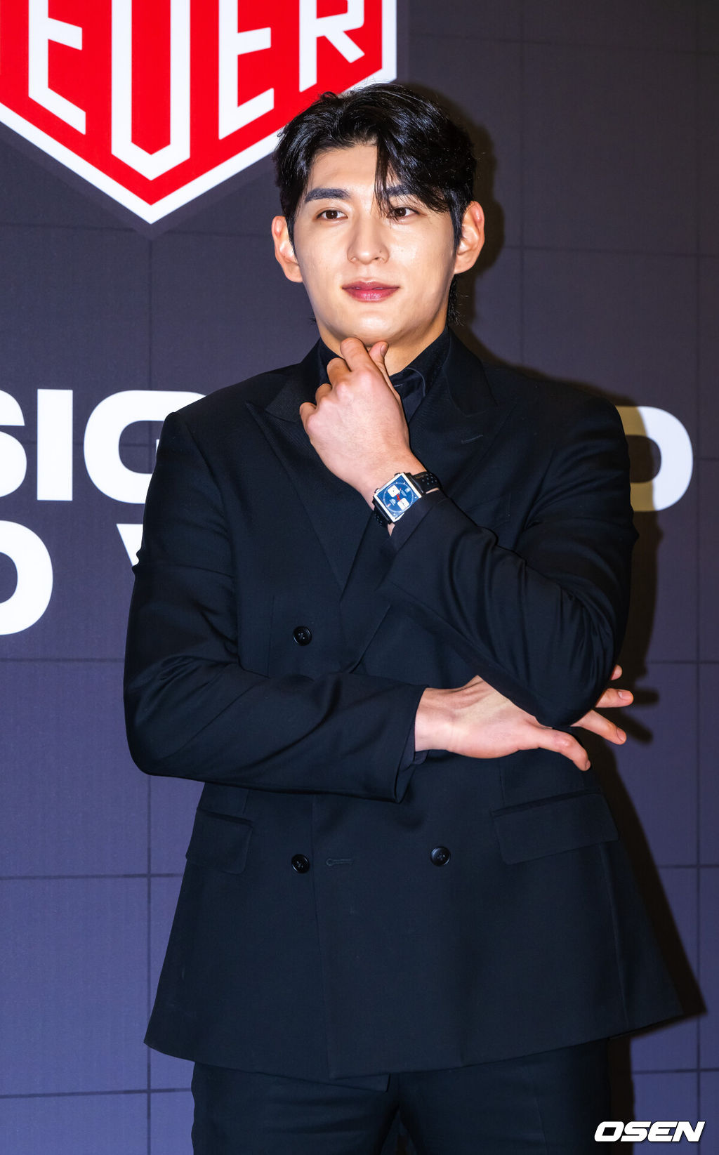 5일 오후 서울 강남구 웨스틴 서울 파르나스에서 시계 브랜드 태그호이어 포토월 행사가 진행됐다.이날행사에는 샌프란시스코 이정후와 개그맨 이용주가 참석했다. 이정후가 포즈를 취하고 있다. 2026.01.05 / soul1014@osen.co.kr