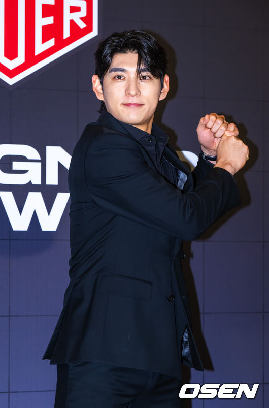 [OSEN=박준형 기자] 5일 오후 서울 강남구 웨스틴 서울 파르나스에서 시계 브랜드 태그호이어 포토월 행사가 진행됐다.이날행사에는 샌프란시스코 이정후와 개그맨 이용주가 참석했다. 이정후가 포즈를 취하고 있다.  2026.01.05 / soul1014@osen.co.kr