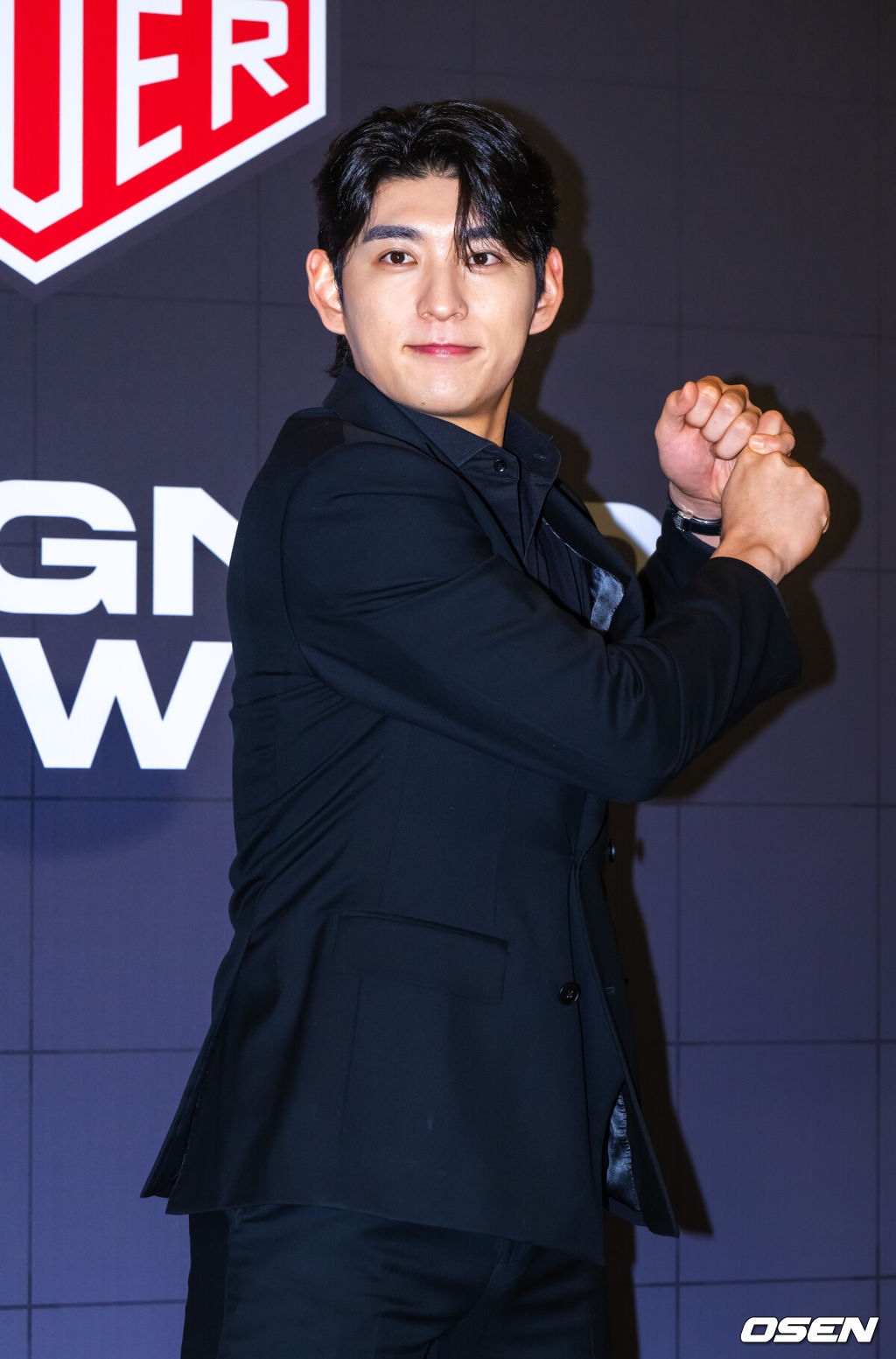 5일 오후 서울 강남구 웨스틴 서울 파르나스에서 시계 브랜드 태그호이어 포토월 행사가 진행됐다.이날행사에는 샌프란시스코 이정후와 개그맨 이용주가 참석했다. 이정후가 포즈를 취하고 있다. 2026.01.05 / soul1014@osen.co.kr