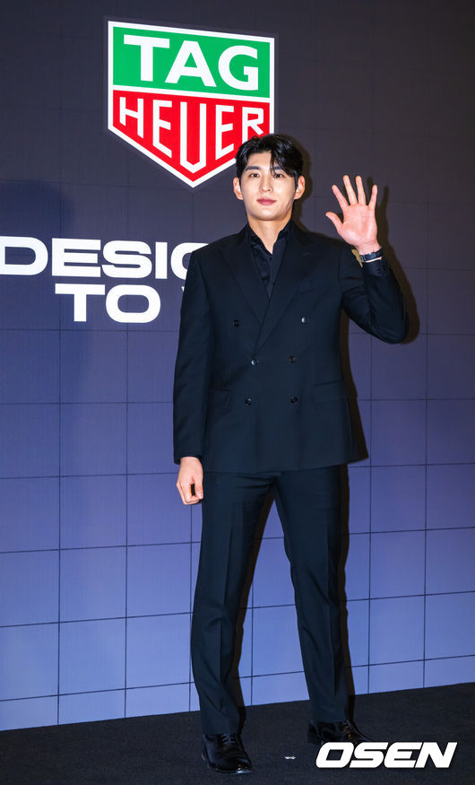 [OSEN=박준형 기자] 5일 오후 서울 강남구 웨스틴 서울 파르나스에서 시계 브랜드 태그호이어 포토월 행사가 진행됐다.이날행사에는 샌프란시스코 이정후와 개그맨 이용주가 참석했다. 이정후가 포즈를 취하고 있다.  2026.01.05 / soul1014@osen.co.kr