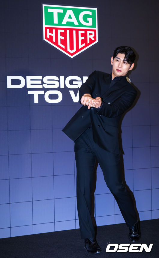 [OSEN=박준형 기자] 5일 오후 서울 강남구 웨스틴 서울 파르나스에서 시계 브랜드 태그호이어 포토월 행사가 진행됐다.이날행사에는 샌프란시스코 이정후와 개그맨 이용주가 참석했다. 이정후가 포즈를 취하고 있다.  2026.01.05 / soul1014@osen.co.kr