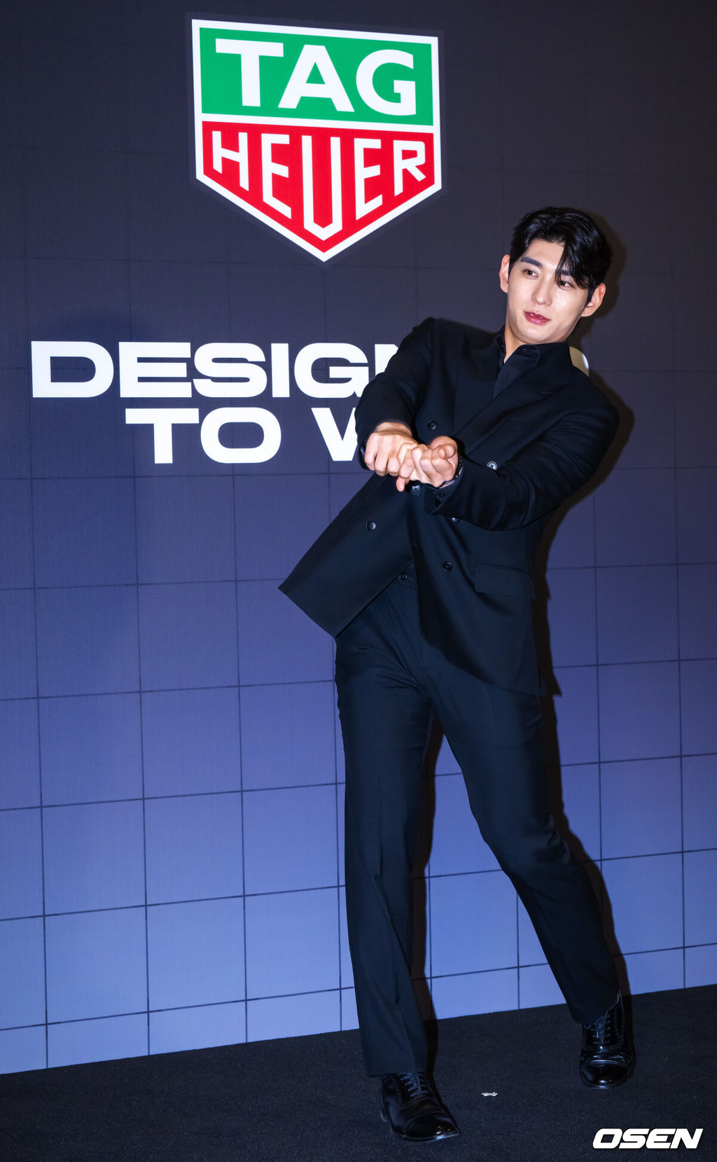 5일 오후 서울 강남구 웨스틴 서울 파르나스에서 시계 브랜드 태그호이어 포토월 행사가 진행됐다.이날행사에는 샌프란시스코 이정후와 개그맨 이용주가 참석했다. 이정후가 포즈를 취하고 있다. 2026.01.05 / soul1014@osen.co.kr