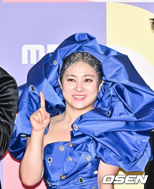 29일 오후 서울 상암동 상암 MBC에서 2023 방송연예대상 시상식이 진행됐다.나 혼자 산다 박나래와 전현무가 포즈를 취하고 있다.   2023.12.29 / soul1014@osen.co.kr