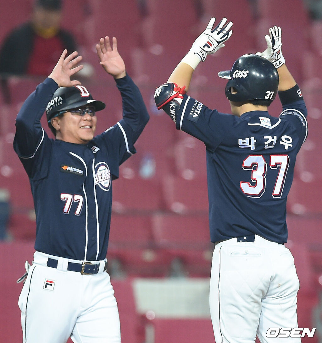 두산이 광주 3연전을 쓸어담고 4연승을 달렸다 두산은 16일 광주-기아 챔피언스필드에서 열린 2016 타이어뱅크 KBO리그 KIA와의 경기에서 선발 보우덴이 호투하고 박건우의 사이클링 히트 등 장단 15안타를 터트려 13-4로 낙승을 거두었다. 주중 3연전을 모두 이기며 4연승이자 올해 KIA전 8연승을 거두었다. 9회초 두산 박건우가 사이클링 히트를 완성한 뒤 전형도 코치와 하이파이브를 하고 있다. / soul1014@osen.co.kr