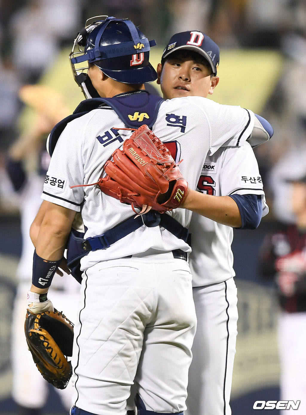 두산 베어스가 역전승으로 정규 시즌 우승을 확정지었다. 지난 1995년 이후 21년 만의 정규 시즌 우승이다.두산은 22일 잠실구장에서 열린 ‘2016 타이어뱅크 KBO리그’ kt 위즈와의 경기에서 장원준의 호투, 오재일의 역전 투런포 등을 묶어 9-2로 이겼다. 두산은 9연승으로 시즌 90승(46패 1무)째를 수확. 자력으로 정규 시즌 우승을 확정지었다. 반면 kt는 시즌 83패(49승 2무)째를 기록했다.두산은 지난 1995년 정규 시즌 우승을 거머쥔 뒤 21년 만에 정상에 올랐다.경기종료 후 두산 선수들이 기뻐하고 있다./ soul1014@osen.co.kr