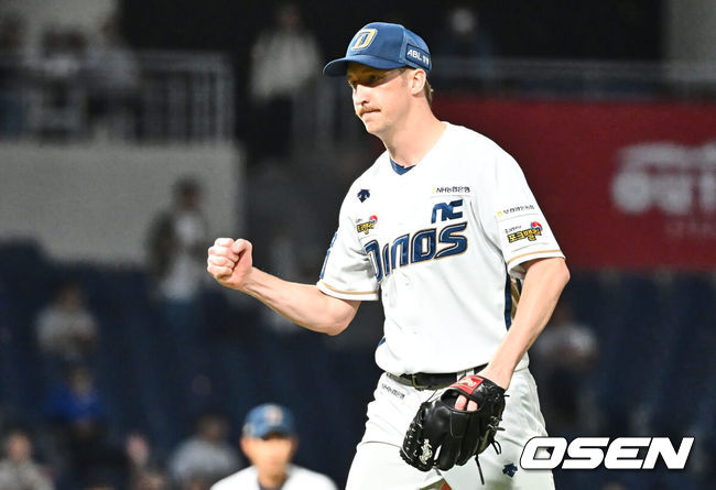 [OSEN=창원, 이석우 기자] 10일 창원 NC파크에서 2023 신한은행 SOL KBO리그 NC 다이노스와 한화 이글스의 경기가 열렸다. NC 다이노스 선발 투수 페디가 3회초 1사 1,3루 한화 이글스 문현빈을 유격수 앞 땅볼로 병살 처리하고 주먹을 불끈 쥐고 있다. 2023.10.10 / foto0307@osen.co.kr