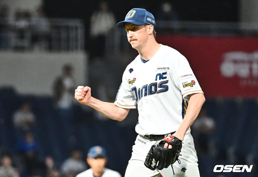 10일 창원 NC파크에서 2023 신한은행 SOL KBO리그 NC 다이노스와 한화 이글스의 경기가 열렸다. NC 다이노스 선발 투수 페디가 3회초 1사 1,3루 한화 이글스 문현빈을 유격수 앞 땅볼로 병살 처리하고 주먹을 불끈 쥐고 있다. 2023.10.10 / foto0307@osen.co.kr