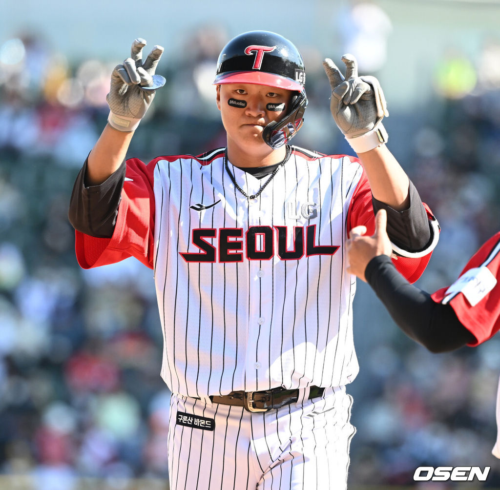 15일 오후 서울 잠실야구장에서 ‘2022 신한은행 SOL KBO리그’ LG 트윈스와 KIA 타이거즈의 경기가 열렸다. 6회말 무사 선두타자로 나선 LG 이재원이 안타를 날리고 1루에 안착해 기뻐하고 있다. 2022.05.15 / dreamer@osen.co.kr