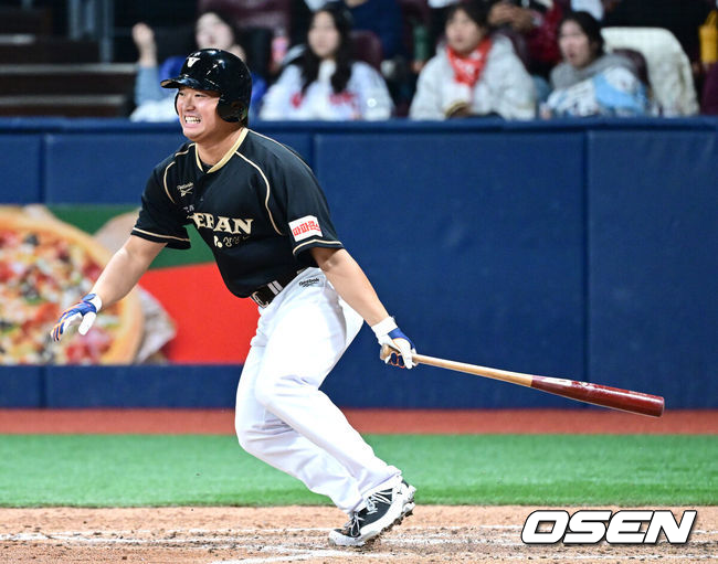 30일 오후 서울 고척스카이돔에서 '더 제너레이션 매치’가 열렸다. 이번 경기는 '세대를 잇는 한판 승부'를 콘셉트로 팀 베테랑에는 김현수, 양의지, 강민호, 임찬규, 박건우 등이 포진하며, 팀 라이징에는 원태인, 안현민, 이의리, 김영웅, 김택연 등이 출전한다. 7회말 고우석이 타석에 들어서 타격을 펼치고 있다. 2025.11.30 / dreamer@osen.co.kr