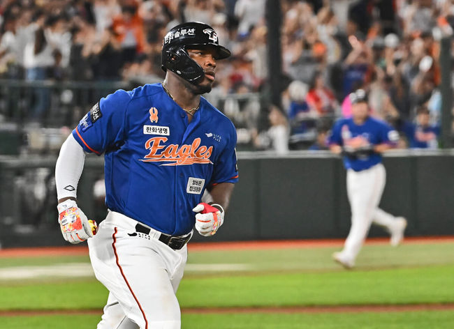 13일 부산 사직야구장에서 2024 신한 SOL 뱅크 KBO 리그 롯데 자이언츠와 한화 이글스의 경기가 열렸다. 홈팀 롯데는 박세웅이 선발 출전하고 한화는 류현진이 선발 출전했다. 한화 이글스 페라자가 7회초 2사 2루 우월 2점 홈런을 치고 그라운드를 돌고 있다. 2024.09.13 / foto0307@osen.co.kr