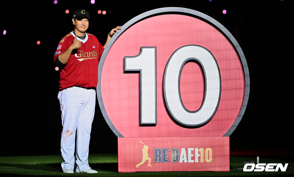 8일 부산 사직구장에서 롯데 자이언츠 이대호의 은퇴 및 영구결번식이 열렸다.롯데 자이언츠 이대호가 영구결번 된 자신의 등번호 10 표지판에서 포즈를 취하고 있다. 2022.10.08 / foto0307@osen.co.kr