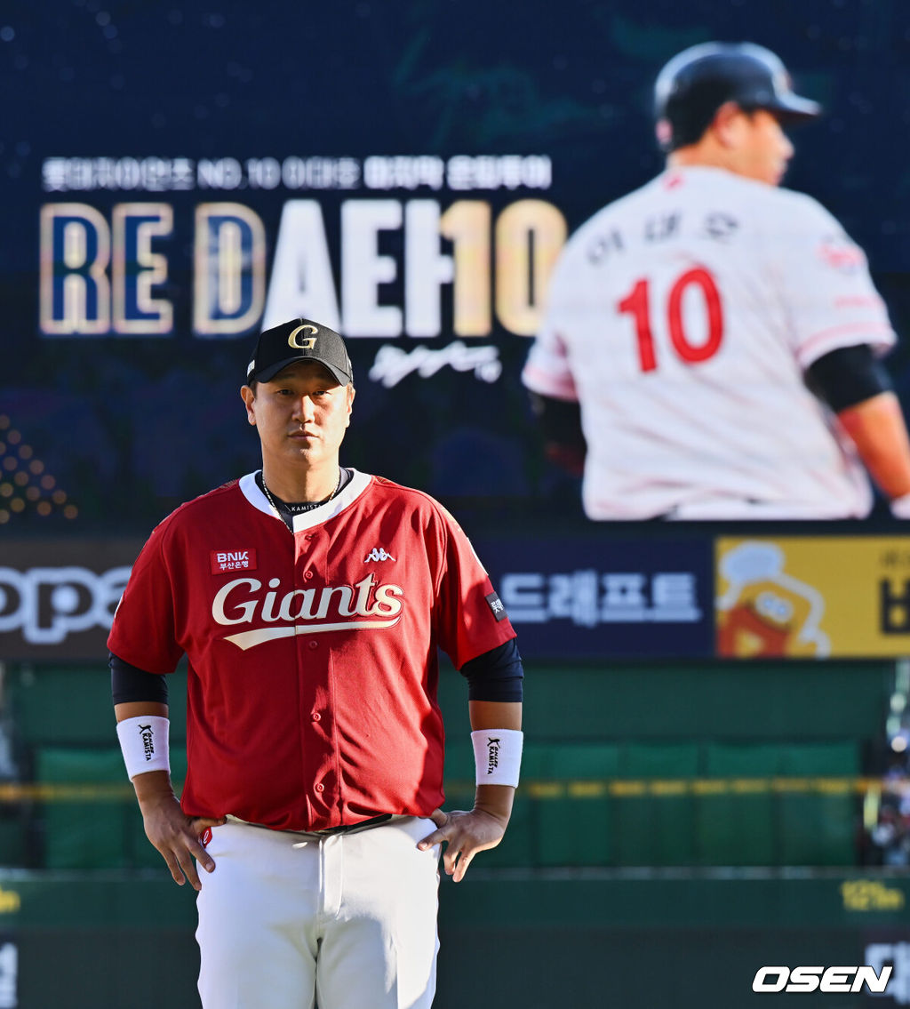 8일 부산 사직구장에서 ‘2022 신한은행 SOL KBO리그’ 롯데 자이언츠와 LG 트윈스의 경기가 열렸다. 롯데 자이언츠 이대호가 마지막 은퇴투어 행사를 하고 있다. 2022.10.08 / foto0307@osen.co.kr