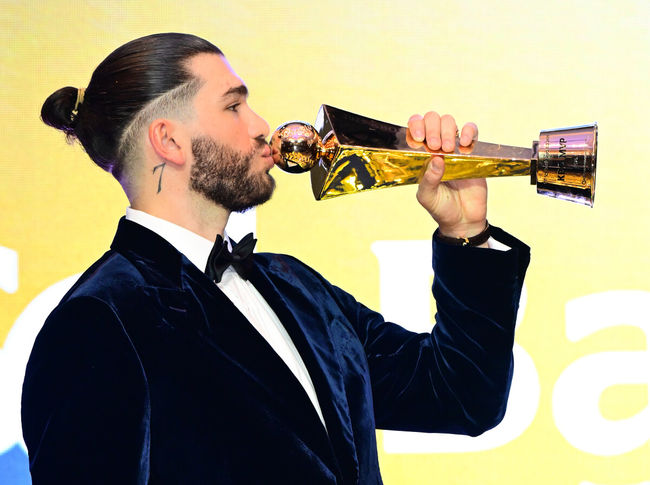 24일 오후 서울 잠실 롯데호텔 월드 크리스탈볼룸에서 ‘2025 신한 SOL뱅크 KBO 시상식’이 열렸다.예상대로였다. 한화 이글스 코디 폰세(31)가 2025시즌 MVP로 선정됐다. 폰세는 기자단 투표 124표 중 96표(76%)를 얻어 23표에 그친 르윈 디아즈(삼성)를 제치고 수상했다. SSG 앤더슨, 삼성 후라도, NC 라일리, KT 안현민, 롯데 레이예스가 각각 1표식 얻었다. 폰세는 부상으로 The Kia EV6 전기차를 부상으로 받았다. MVP를 수상한 한화 폰세가 트로피에 키스를 하고 있다. 2025.11.24 /jpnews@osen.co.kr