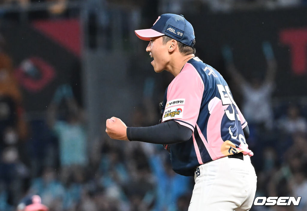 7일 창원NC파크에서 2025 신한 SOL 뱅크 KBO 리그 NC 다이노스와 KIA 타이거즈의 경기가 열렸다. 홈팀 NC는 구창모가, 방문팀 KIA는 양현종이 선발 출전했다. NC 다이노스 선발투수 구창모가 3회초 2사 만루 KIA 타이거즈 최형우를 좌익수 플라이로 잡고 환호하고 있다. 2025.09.07 / foto0307@osen.co.kr