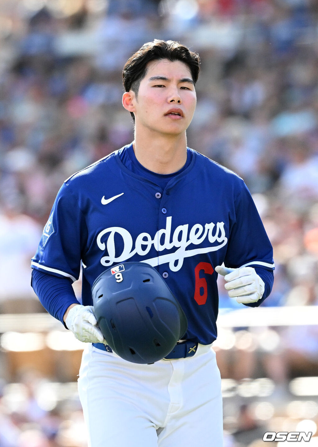 21일(한국시간) 미국 애리조나주 글렌데일 캐멀백 랜치에서 2025 메이저리그 LA 다저스와 시카고 컵스의 시범 경기가 열렸다.김혜성은 다저스와 최대 3+2년 2200만 달러(약 320억원) 계약에 합의하며 메이저리그 진출에 성공했다.LA 다저스 김혜성이 공수 교대 때 더그아웃으로 이동하고 있다. 2025.02.21 / sunday@osen.co.kr