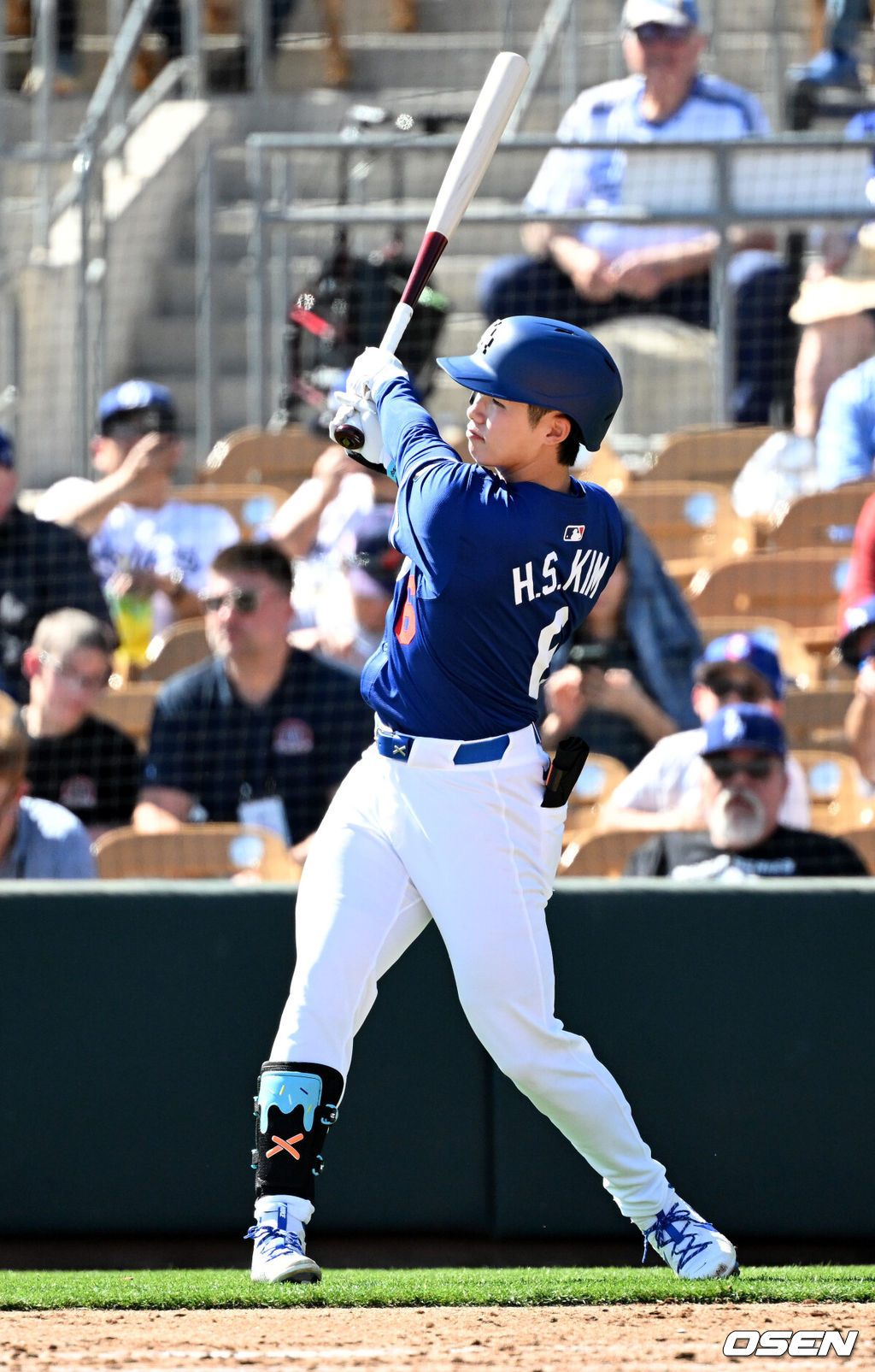 21일(한국시간) 미국 애리조나주 글렌데일 캐멀백 랜치에서 2025 메이저리그 LA 다저스와 시카고 컵스의 시범 경기가 열렸다.김혜성은 다저스와 최대 3+2년 2200만 달러(약 320억원) 계약에 합의하며 메이저리그 진출에 성공했다.LA 다저스 김혜성이 대기 타석에서 스윙을 하고 있다. 2025.02.21 / sunday@osen.co.kr