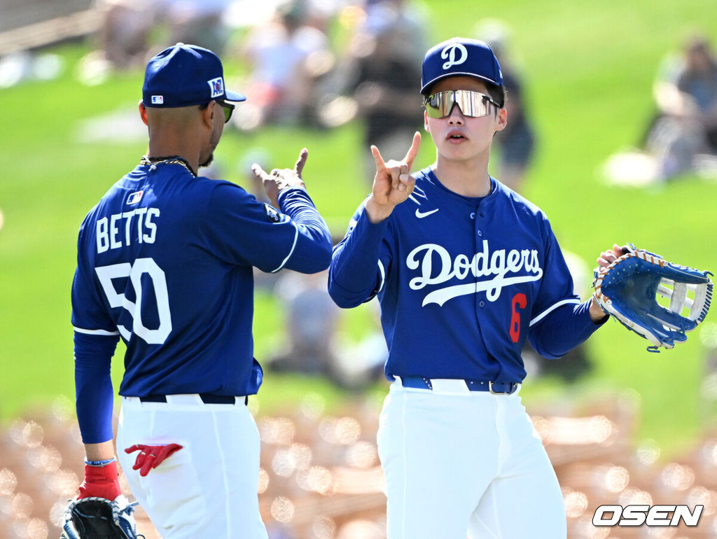 21일(한국시간) 미국 애리조나주 글렌데일 캐멀백 랜치에서 2025 메이저리그 LA 다저스와 시카고 컵스의 시범 경기가 열렸다.김혜성은 다저스와 최대 3+2년 2200만 달러(약 320억원) 계약에 합의하며 메이저리그 진출에 성공했다.LA 다저스 김혜성이 무키 베츠와 사인을 교환하고 있다. 2025.02.21 / sunday@osen.co.kr