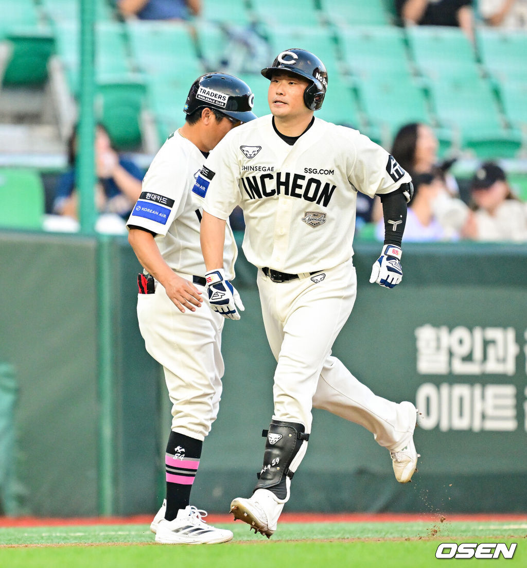 31일 오후 인천 문학동 SSG랜더스필드에서 ‘2025 신한 SOL BANK KBO리그’ SSG 랜더스와 NC 다이노스의 경기가 진행됐다.이날 SSG는 문승원을, NC는 로건을 선발투수로 내세웠다.2회말 2사 2루 SSG 이지영이 2점 홈런을 날리고 베이스를 돌고 있다.  2025.08.31 / soul1014@osen.co.kr