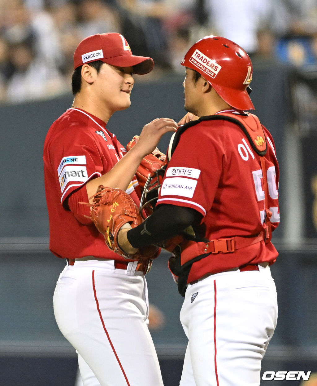 프로야구 SSG 랜더스는 27일 서울 잠실구장에서 열린 2025 신한 SOL뱅크 KBO리그 두산 베어스와의 시즌 마지막 맞대결(16차전)에서 6-2로 승리했다. 3위 SSG는 2연승을 달리며 4위 삼성 라이온즈와 승차를 2경기로 벌렸다. 시즌 72승 4무 63패. 반면 2연패에 빠진 9위 두산은 59승 6무 77패가 됐다.경기 종료 후 SSG 조병현이 이지영과 승리의 기쁨을 나누고 있다. 2025.09.27 /sunday@osen.co.kr