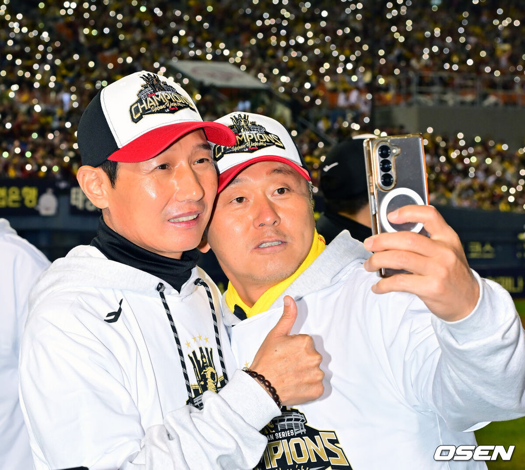 2025 시즌 통합 우승을 거머쥔 LG 트윈스가 1일 오후 서울 잠실야구장에서 ‘한국시리즈 통합우승 IN 잠실' 행사를 가졌다.이날 행사에는 팬들을 위한 트로피 퍼포먼스, 선수단 그라운드 행진, 비하인드 스몰토크, 선수단 샴페인 샤워, 이벤트 매치 등 다양한 프로그램이 펼쳐졌다.LG 염경엽 감독과 박경완 코치가 함께 사진을 찍고 있다. 2025.11.01 / rumi@osen.co.kr