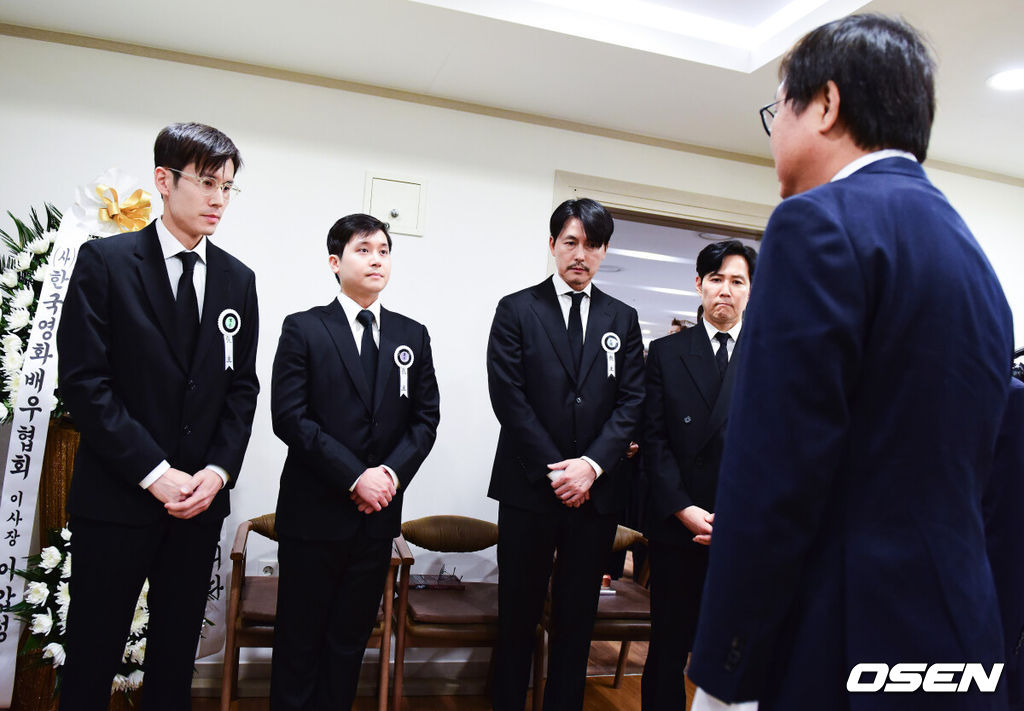 [OSEN=사진팀] 정부가 5일 별세한 배우 고(故) 안성기에게 문화훈장 최고 등급인 금관문화훈장을 추서했다. 문화예술 발전과 국민의 문화 향유에 기여한 공적을 기리기 위한 조치로, 문화체육관광부 최휘영 장관은 정부를 대표해 훈장을 전했다.이번 금관문화훈장은 2005년 보관문화훈장(3등급), 2013년 은관문화훈장(2등급)에 이은 세 번째 훈장이었다. 60여 년에 걸쳐 한국영화의 성장과 도약을 이끈 공로를 공식적으로 기리는 의미가 담겼다.안성기는 1957년 영화 ‘황혼열차’로 데뷔한 이후 ‘바람 불어 좋은 날’, ‘고래사냥’, ‘투캅스’, ‘실미도’, ‘화려한 휴가’, ‘한산: 용의 출현’ 등 130여 편에 출연하며 세대를 아우르는 연기를 남겼다. 특히 ‘실미도’를 통해 한국영화 최초 천만 관객 시대를 열며 대중성과 산업적 성장을 상징하는 배우로 평가받았다.대종상·청룡·백상 등 주요 시상식에서 다수의 상을 수상한 그는 ‘국민 배우’로 한국영화와 생애를 함께했다. 고인은 이날 오전 9시 서울 용산구 순천향대병원 중환자실에서 가족이 지켜보는 가운데 별세했으며, 장례는 영화인장으로 치러졌다. 빈소는 서울성모병원 장례식장에 마련됐고 발인은 9일 오전 6시 엄수됐다. / photo@osen.co.kr<사진=사진공동취재단>