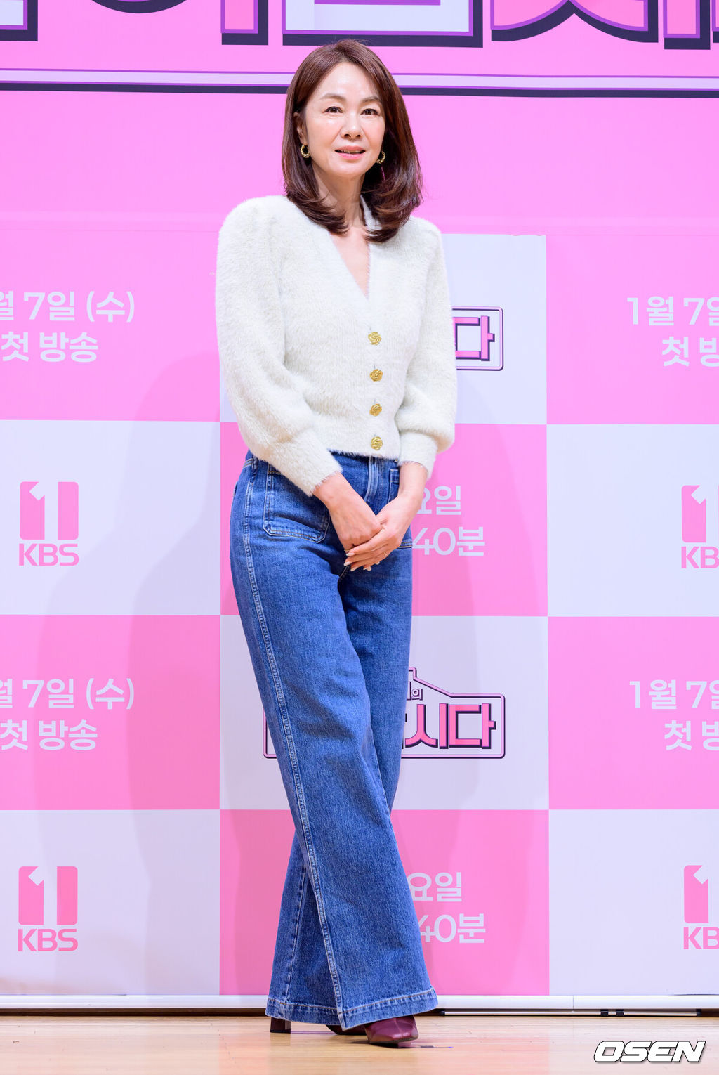 6일 오전 서울 여의도 KBS 아트홀에서 KBS1 ‘황신혜의 같이 삽시다’ 제작발표회가 열렸다.‘황신혜의 같이 삽시다’는 ‘싱글맘’이라는 공통분모로 한 집에 모여사는 이들의 생생한 라이프를 담는다. 방송인 장윤정이 포토타임을 하고 있다. 2026.01.06 /jpnews@osen.co.kr