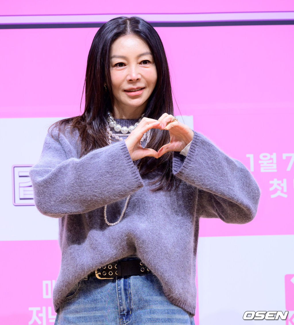 6일 오전 서울 여의도 KBS 아트홀에서 KBS1 ‘황신혜의 같이 삽시다’ 제작발표회가 열렸다.‘황신혜의 같이 삽시다’는 ‘싱글맘’이라는 공통분모로 한 집에 모여사는 이들의 생생한 라이프를 담는다. 배우 황신혜가 포토타임을 하고 있다. 2026.01.06 /jpnews@osen.co.kr