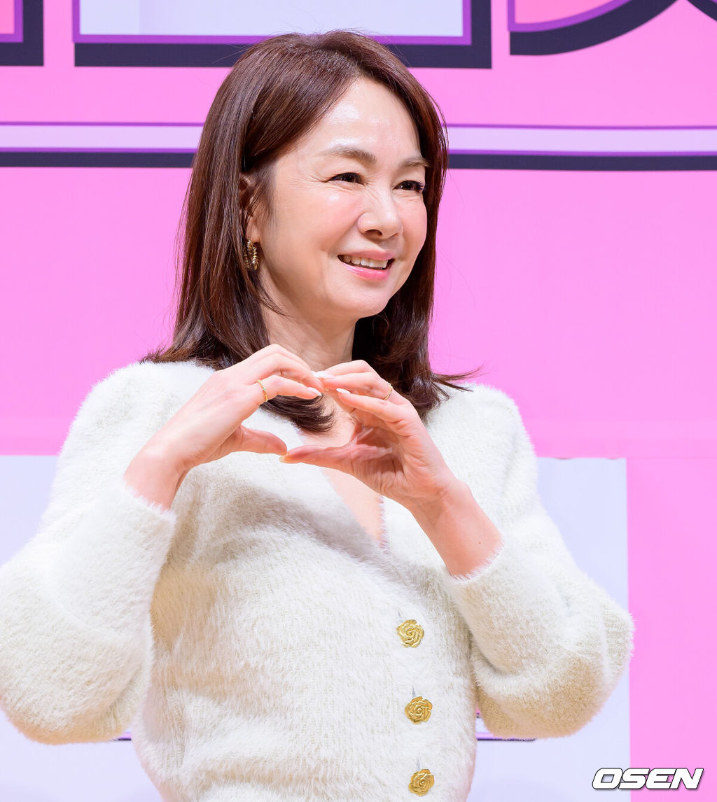 6일 오전 서울 여의도 KBS 아트홀에서 KBS1 ‘황신혜의 같이 삽시다’ 제작발표회가 열렸다.‘황신혜의 같이 삽시다’는 ‘싱글맘’이라는 공통분모로 한 집에 모여사는 이들의 생생한 라이프를 담는다. 미스코리아 장윤정이 포토타임을 하고 있다. 2026.01.06 /jpnews@osen.co.kr