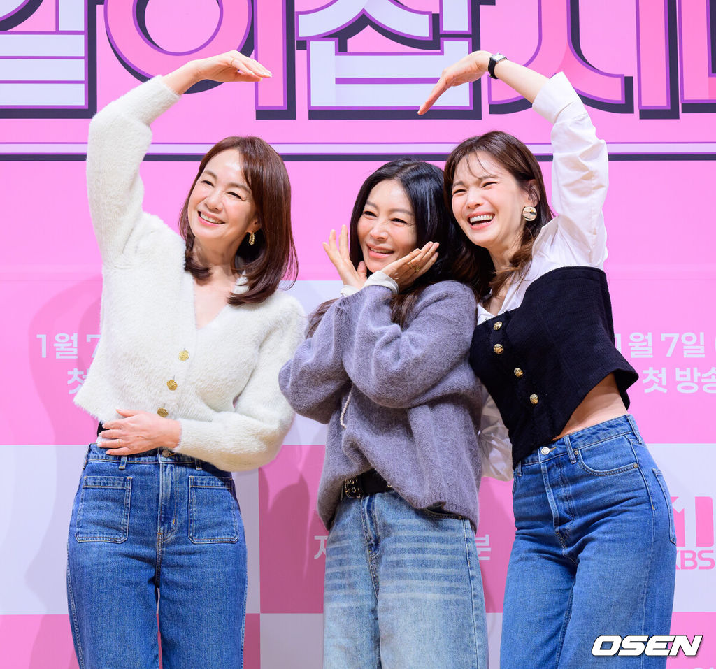 6일 오전 서울 여의도 KBS 아트홀에서 KBS1 ‘황신혜의 같이 삽시다’ 제작발표회가 열렸다.‘황신혜의 같이 삽시다’는 ‘싱글맘’이라는 공통분모로 한 집에 모여사는 이들의 생생한 라이프를 담는다. 미스코리아 장윤정, 배우 황신혜, 정가은이 포토타임을 하고 있다. 2026.01.06 /jpnews@osen.co.kr