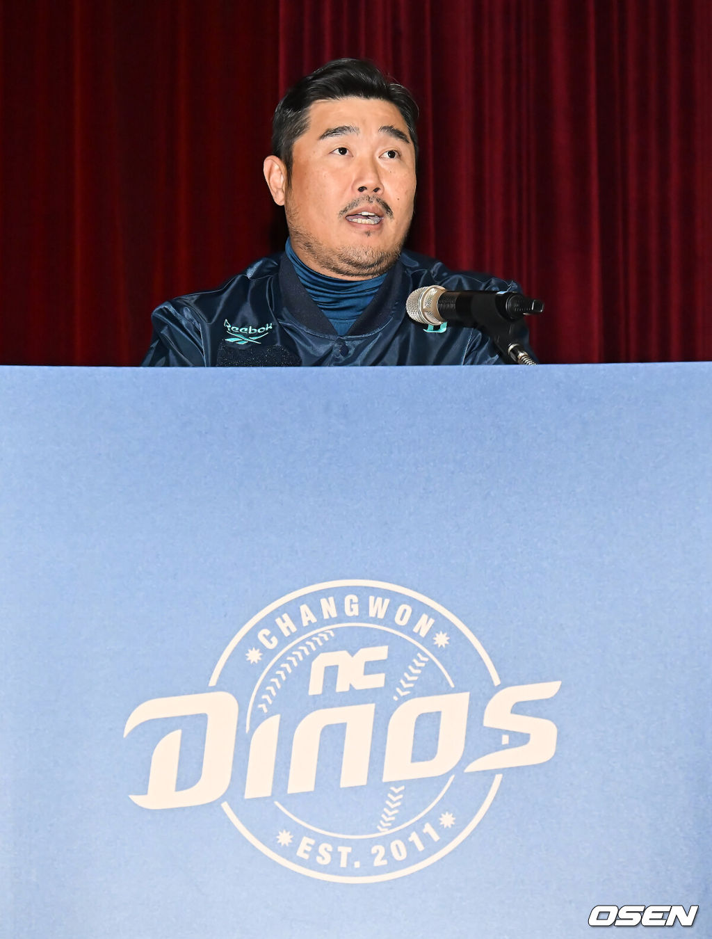 NC 다이노스가 5일 마산야구센터 올림픽기념관 공연장에서 2026년 신년회를 개최했다.이번 신년회에는 이진만 대표이사, 임선남 단장, 이호준 감독, 공필성 퓨처스 감독, 주장 박민우를 비롯해 선수, 코칭스태프, 임직원 등 200명이 참가했다.이호준 감독이 2026 시즌을 준비하는 감독의 이야기를 발표하고 있다. 2026.01.05 / foto0307@osen.co.kr