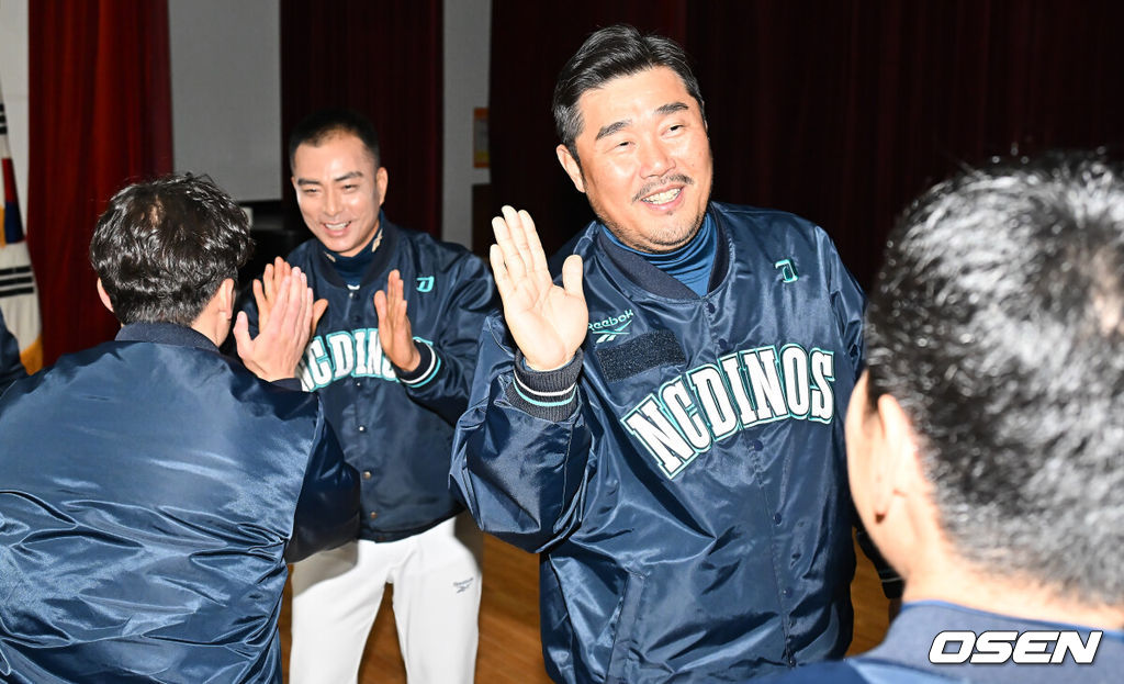 NC 다이노스가 5일 마산야구센터 올림픽기념관 공연장에서 2026년 신년회를 개최했다.이번 신년회에는 이진만 대표이사, 임선남 단장, 이호준 감독, 공필성 퓨처스 감독, 주장 박민우를 비롯해 선수, 코칭스태프, 임직원 등 200명이 참가했다.이호준 감독과 공필성 C팀 감독이 선수들과 하이파이브를 하고 있다. 2026.01.05 / foto0307@osen.co.kr