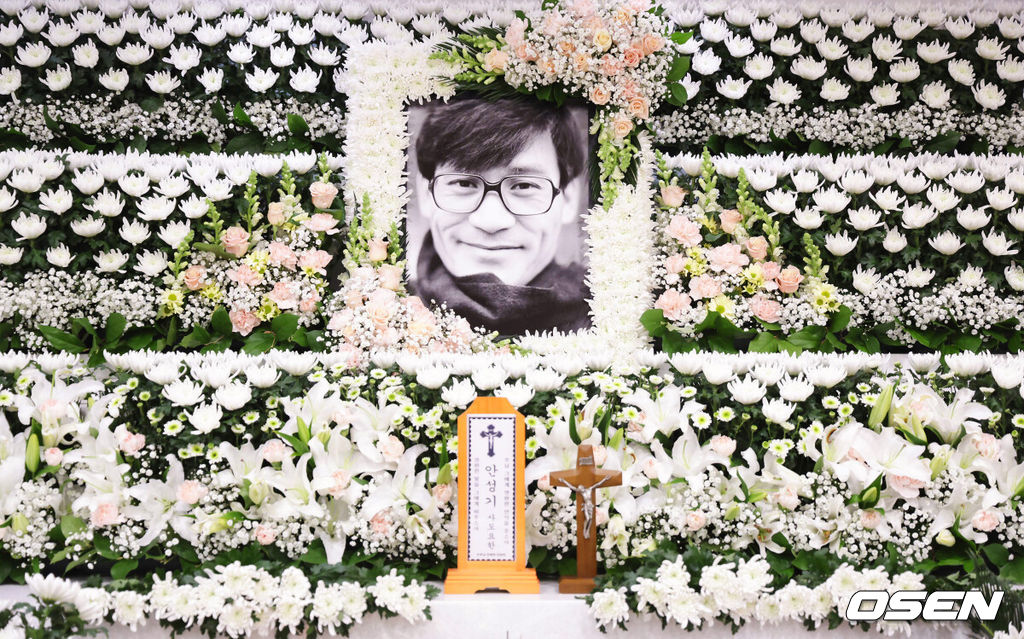 [OSEN=사진팀] '국민 배우' 안성기가 5일 별세했다. 향년 74세.5일 안성기 소속사 아티스트컴퍼니는 “안성기 배우께서 2026년 1월 5일 오전 9시 향년 74세로 별세했다”고 밝혔다.장례는 (재)신영균예술문화재단과 (사)한국영화배우협회 주관으로 영화인장으로 진행될 예정이며 명예장례위원장 신영균, 배창호 감독, 한국영화배우협회 이갑성 이사장, 신영균예술문화재단 직무대행 신언식, 한국영화인협회 양윤호 이사장 등 4인이 공동장례위원장을 맡아 장례를 진행할 예정이다. 또한 아티스트컴퍼니에서 한솥밥을 먹는 동료이자 영화인 후배인 이정재 정우성 등의 운구로 고인의 마지막 길을 배웅한다.안성기의 빈소는 서울성모병원 장례식장 31호실에 마련되며 발인은 오는 9일 오전 6시 엄수된다. 장지는 양평 별그리다다. / photo@osen.co.kr