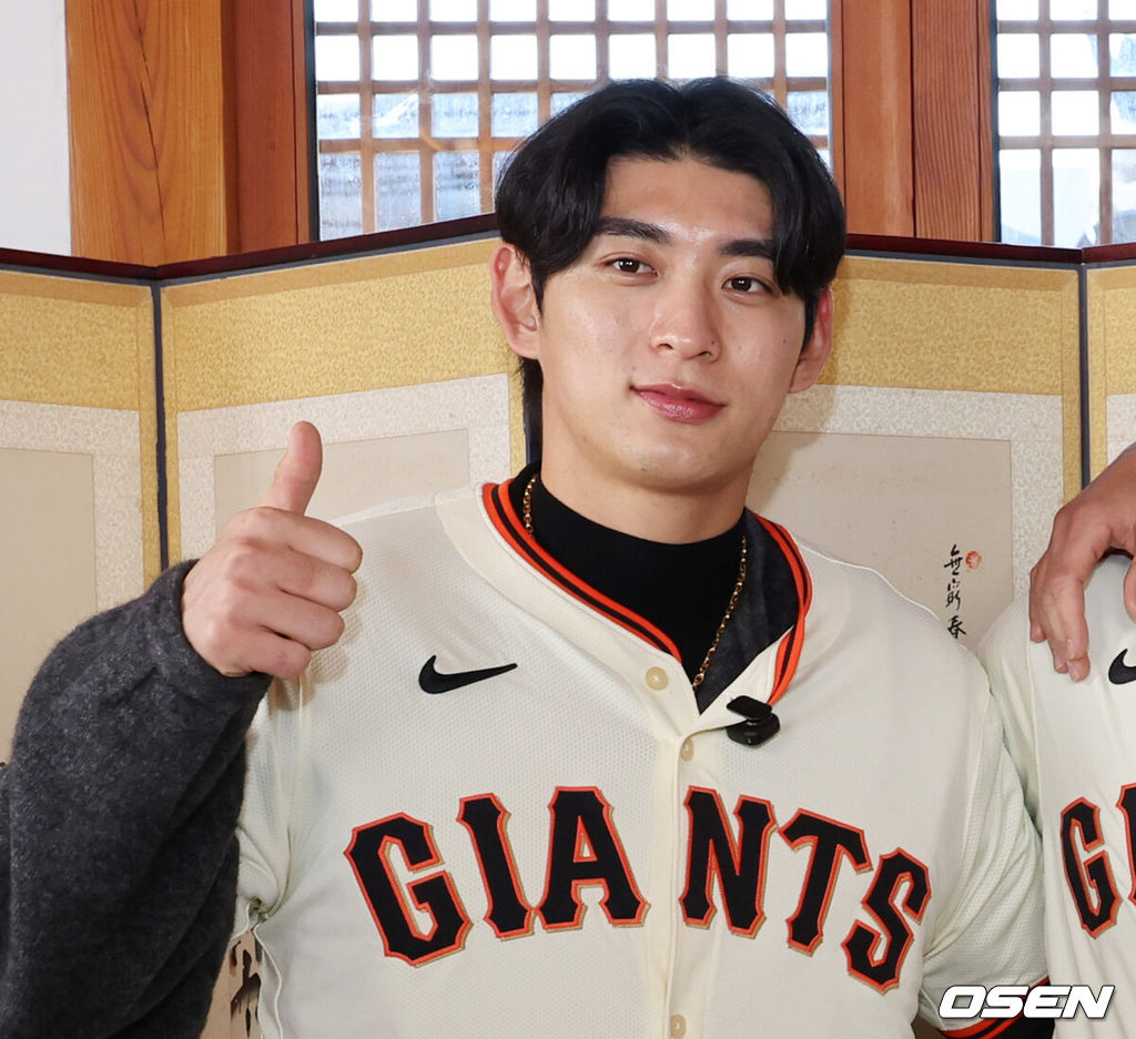 6일 서울 종로구 클래식고택 디토에서 미국 프로야구 메이저리그 베이스볼(MLB) 샌프란시스코 자이언츠 한국 방문 미디어데이가 열렸다. 이날 한국 문화 체험 행사에 샌프란시스코 자이언츠 이정후, 토니 비텔로 감독, 윌리 아다메스가 참석했다.이정후,가 포토타임을 가지고 있다. 2026.01.06 /sunday@osen.co.kr