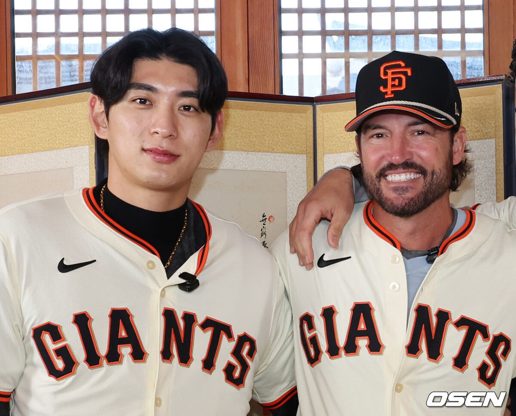 6일 서울 종로구 클래식고택 디토에서 미국 프로야구 메이저리그 베이스볼(MLB) 샌프란시스코 자이언츠 한국 방문 미디어데이가 열렸다. 이날 한국 문화 체험 행사에 샌프란시스코 자이언츠 이정후, 토니 비텔로 감독, 윌리 아다메스가 참석했다.이정후, 토니 비텔로 감독이 포토타임을 가지고 있다. 2026.01.06 /sunday@osen.co.kr