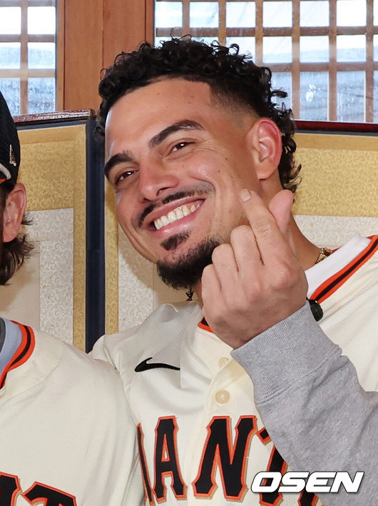 6일 서울 종로구 클래식고택 디토에서 미국 프로야구 메이저리그 베이스볼(MLB) 샌프란시스코 자이언츠 한국 방문 미디어데이가 열렸다. 이날 한국 문화 체험 행사에 샌프란시스코 자이언츠 이정후, 토니 비텔로 감독, 윌리 아다메스가 참석했다.윌리 아다메스가 포토타임을 가지고 있다. 2026.01.06 /sunday@osen.co.kr