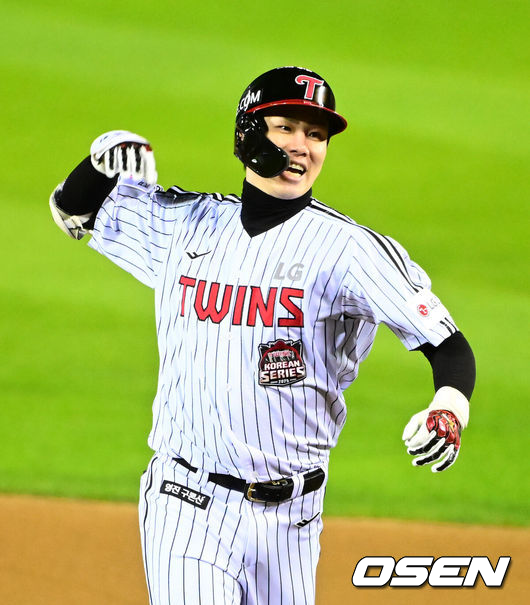 27일 오후 서울 잠실야구장에서 2025 신한 SOL Bank KBO리그 포스트시즌 한국시리즈 2차전 LG 트윈스와 한화 이글스의 경기가 열렸다. LG는 임찬규, 한화는 류현진을 선발 투수로 내세웠다. 2회말 1사 2루에서 LG 홍창기가 역전 1타점 우중간 적시타를 날리며 기뻐하고 있다. 2025.10.27 /jpnews@osen.co.kr