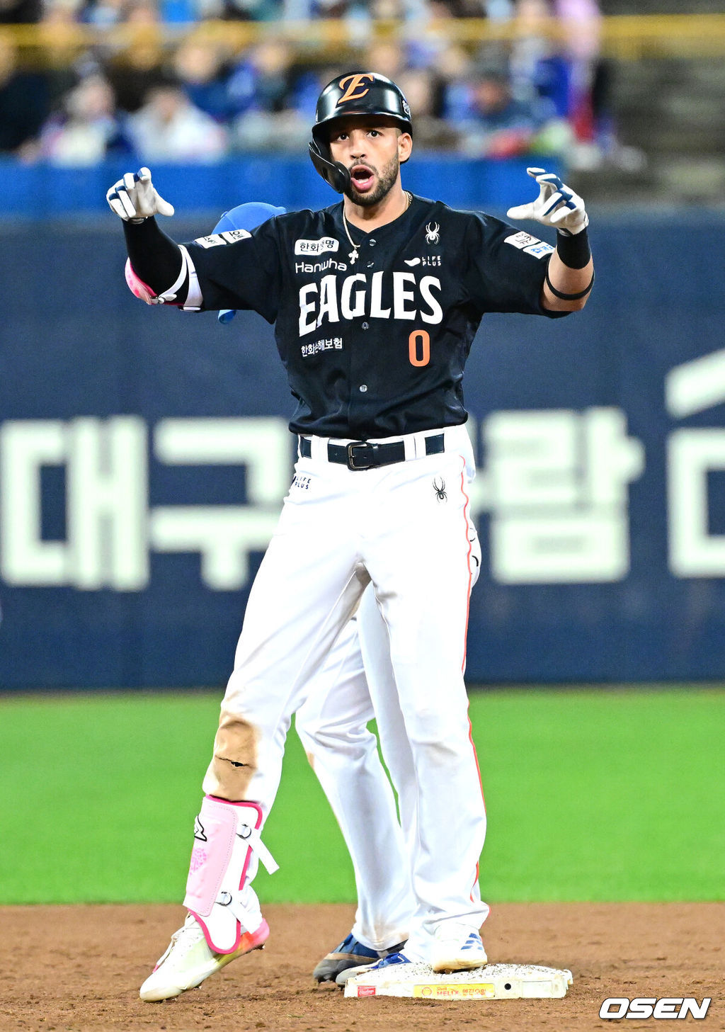 21일 대구 삼성라이온즈파크에서 ‘2025 신한 SOL Bank KBO리그’ 포스트시즌 플레이오프 3차전 삼성 라이온즈와 한화 이글스의 경기가 열렸다.홈팀 삼성은 아리엘 후라도, 방문팀 한화는 류현진을 선발로 내세웠다.5회초 1사 2루 상황 한화 리베라토가 추격의 1타점 2루타를 날리고 2루에 안착해 환호하고 있다. 2025.10.21 / dreamer@osen.co.kr