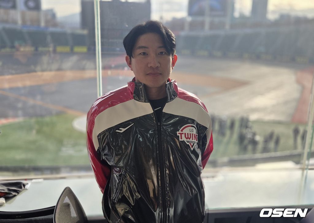 LG 장시환이 6일 잠실구장에서 신년인사회를 마치고 취재진과 인터뷰를 하고 있다./orange@osen.co.kr